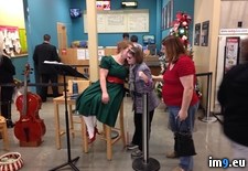 Tags: blind, caroling, christmas, deaf, feel, girl, grocery, let, mother, she, store, was (Pict. in My r/PICS favs)