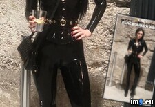 Tags:  (Pict. in Lady Blackdiamoond latexdomina melkt Sklave Benjamin fiegl dem Schwanz ab)