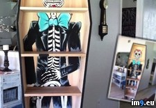 Tags: asked, bookcase, built, coffin, dad, friend, paint, result, shaped (Pict. in My r/PICS favs)